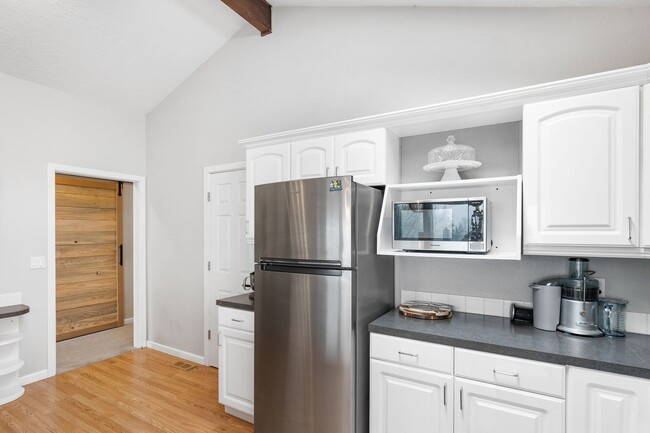 Building Photo - FURNISHED! Exquisite 3-Bedroom Furnished H...