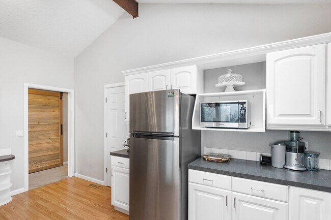 Building Photo - FURNISHED! Exquisite 3-Bedroom Furnished U...