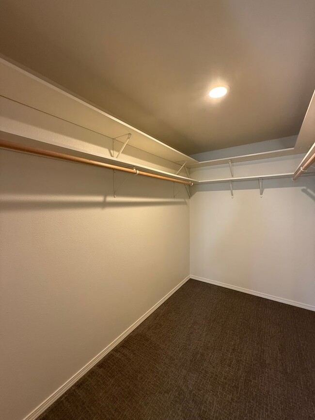 Building Photo - Freshly Updated Four Bedroom