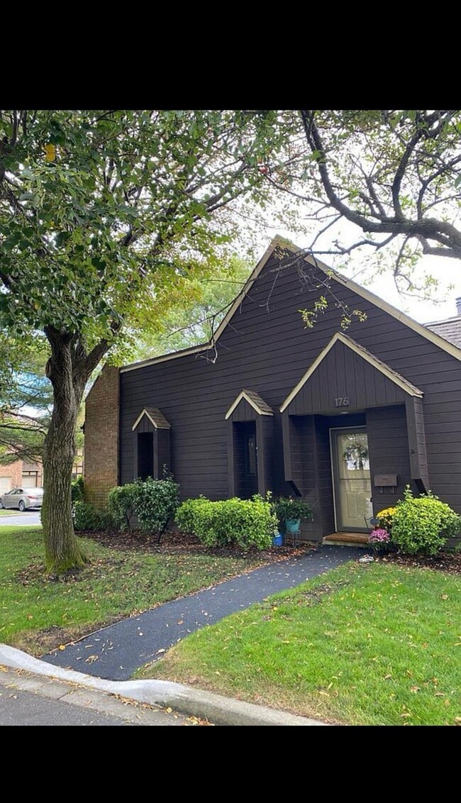 Primary Photo - 176 Southgate Crescent