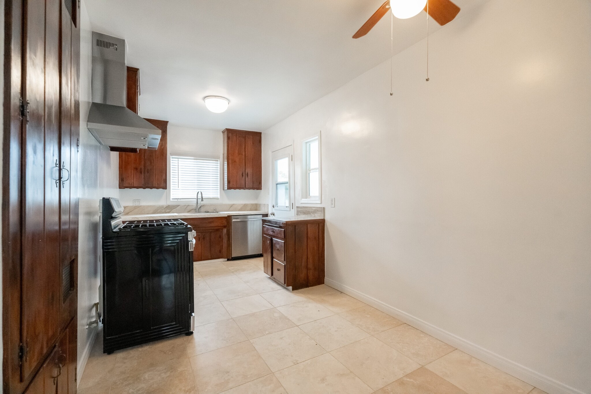 Building Photo - 15942 Devonshire St