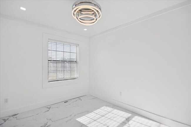 Building Photo - $200 RENT CREDIT | AVAILABLE NOW!