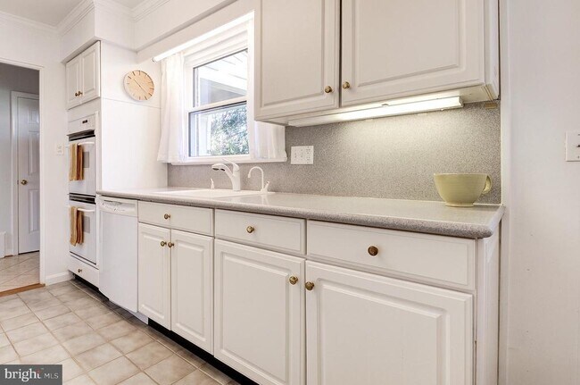 Building Photo - 8805 Honeybee Ln