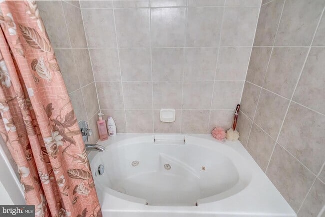 Building Photo - 5750 Bou Ave