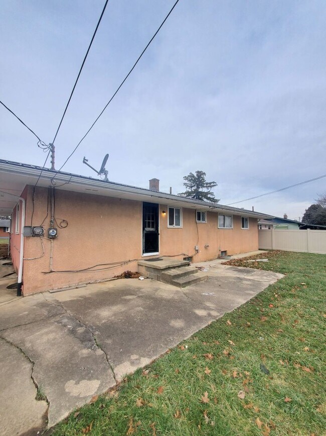 Building Photo - 3 BEDROOM SINGLE FAMILY HOME