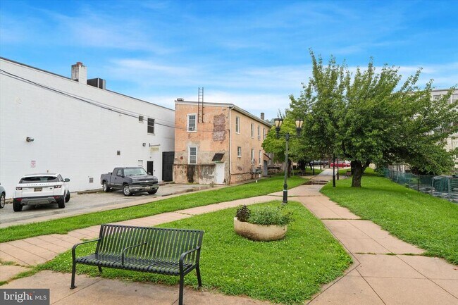 Building Photo - 208 Lincoln Hwy E