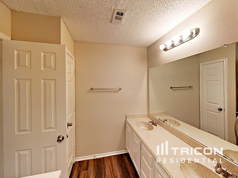 Building Photo - 2804 Beau Dr