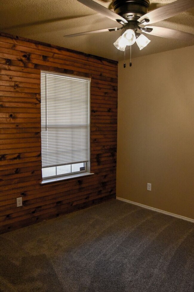 Building Photo - Great 3 Bedroom 2 Bath Roanoke