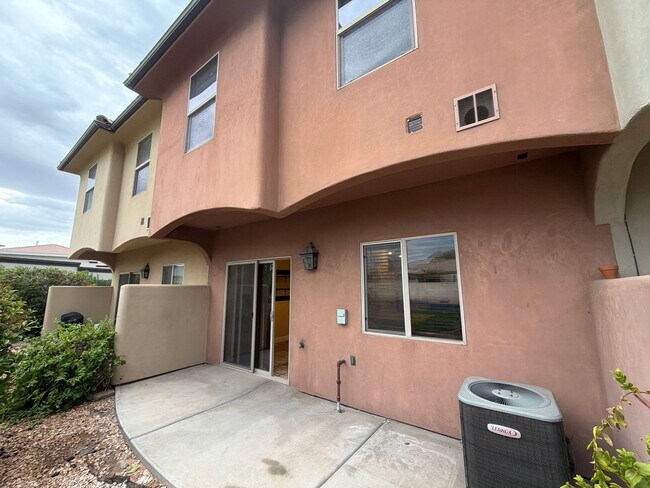 Building Photo - CHARMING TOWNHOME FOR RENT IN ST. GEORGE!