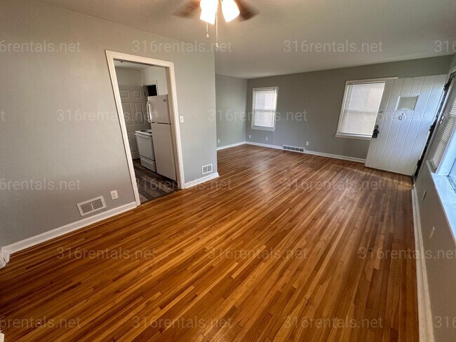 Building Photo - $950 - 2 bedroom/ 1 bathroom - Single Family Home *COMING SOON*
