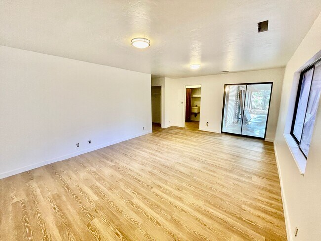 Building Photo - Remodeled Three Bedroom Home in Desirable Bloomington