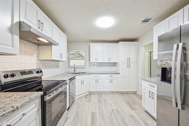 Building Photo - 2511 Evergreen Dr