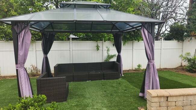 Building Photo - 8601 Santa Susana Plz