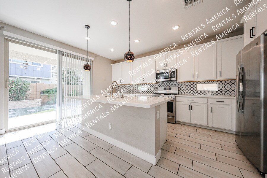 Building Photo - 1321 W Coyote Dr