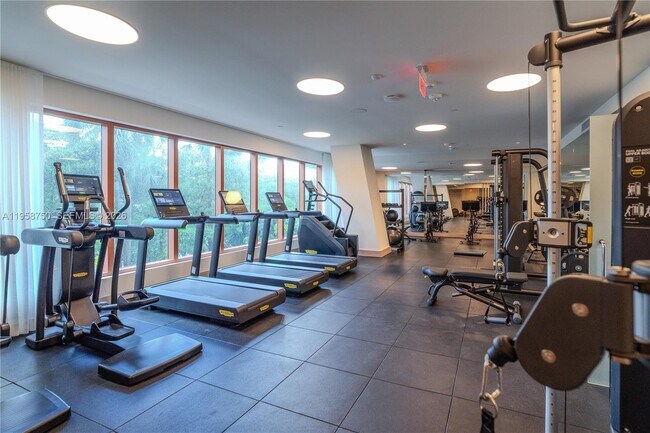 Building Photo - 2678 Tigertail Ave