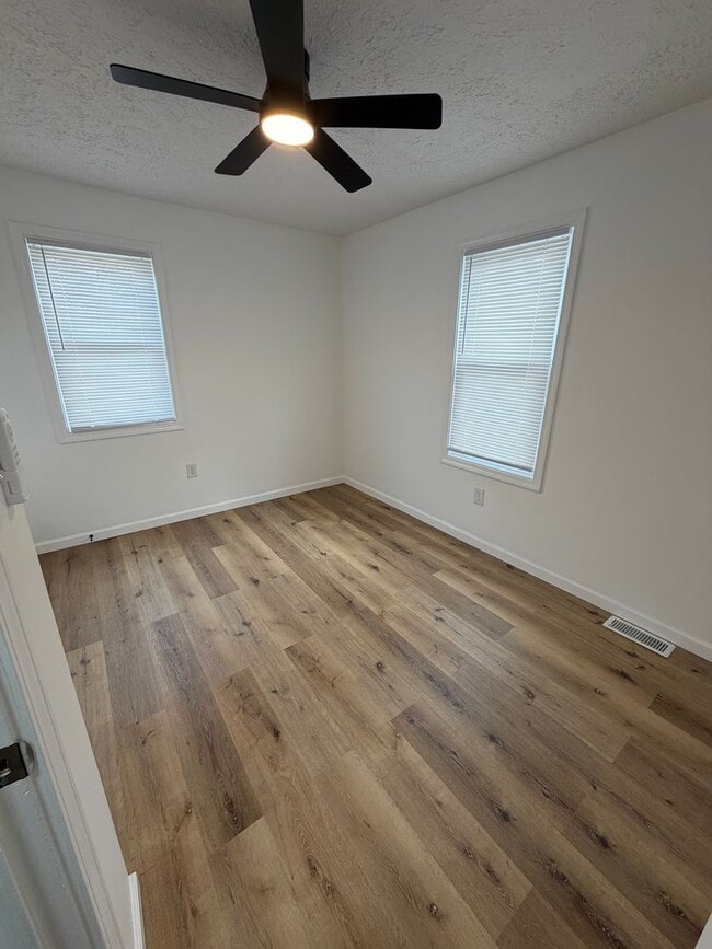 Building Photo - 405 E Cowing Dr