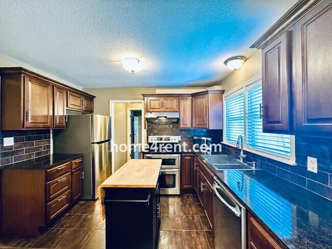 Building Photo - Beautifully Updated Home in Prime Overland...