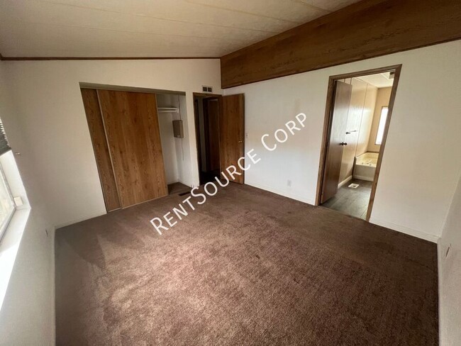 Building Photo - 3 Bedrom Mobile Home For Rent in Rosamond