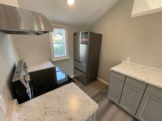 Building Photo - FULLY RENOVATED LESS THAN 2 YEARS - 2BED/1BATH WITH BONUS/OFFICE SPACE