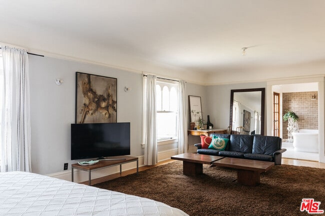 Building Photo - 1046 W Kensington Rd