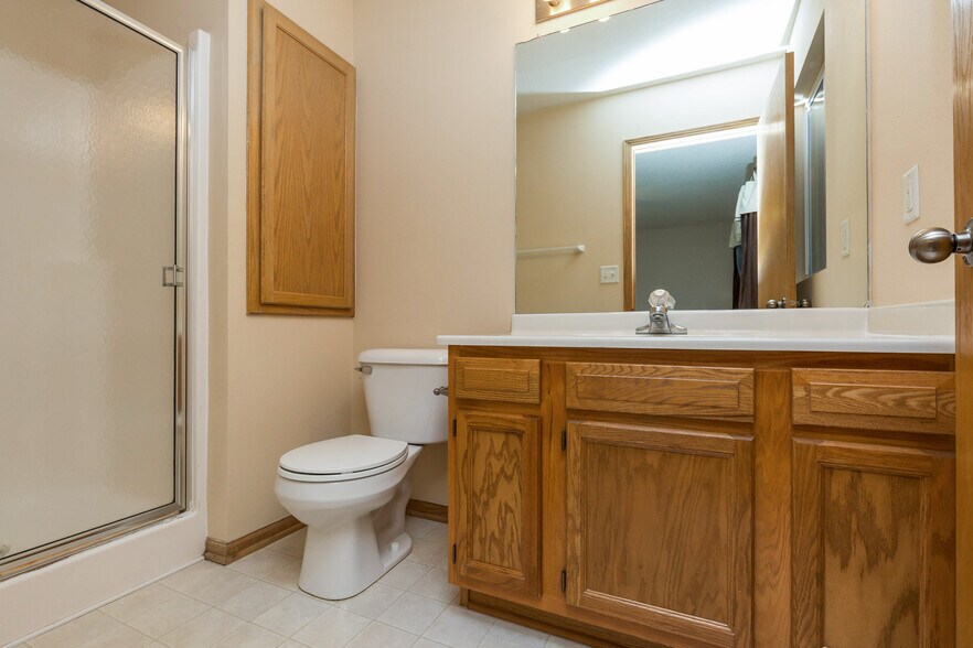 Master Bathroom - 505 SE Crabapple Dr