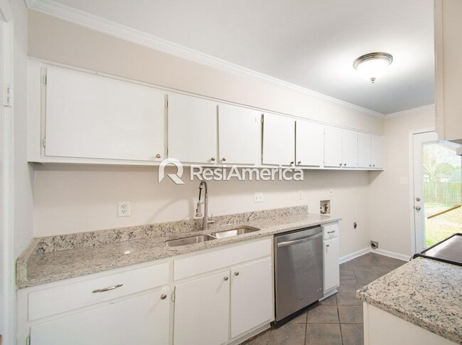 Building Photo - Fully Renovated 3BR/2B home in 38134!
