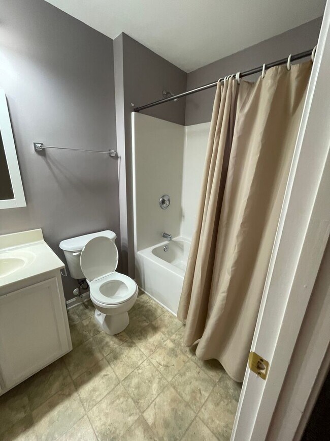 Building Photo - Hadley Commons 2 Bedroom 2.5 Bath Townhome