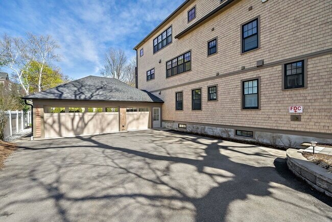 Building Photo - 144 Linden St