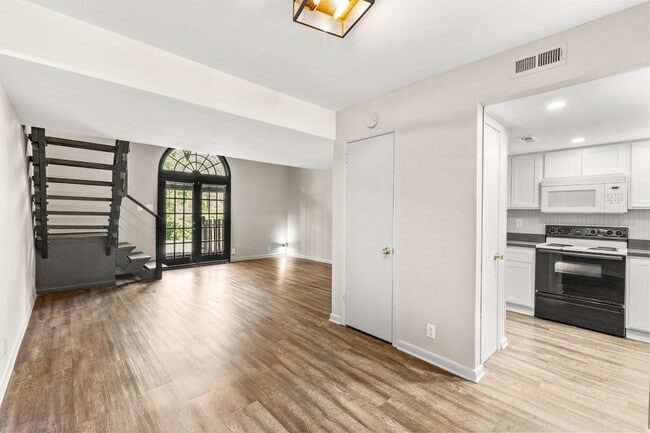 Building Photo - Discover the most affordable home in Belle Forest, located in Nashville's highly coveted 37221 zi...