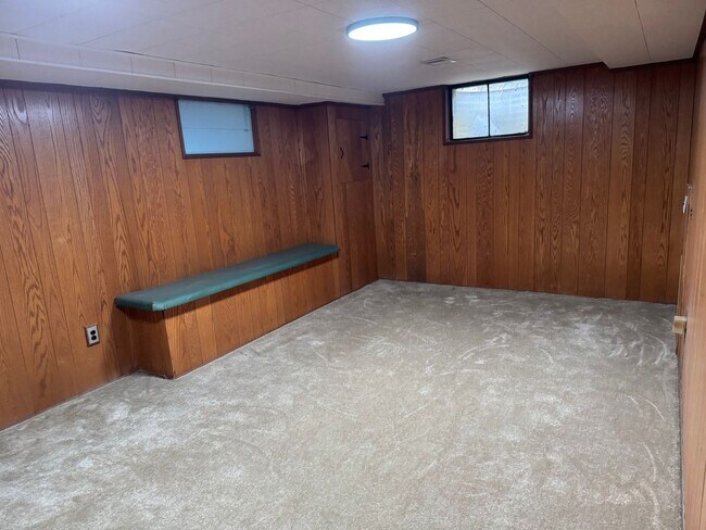 Building Photo - 3 Bedroom 1.5 bathroom Single Family Home, Upper Arlington Schools