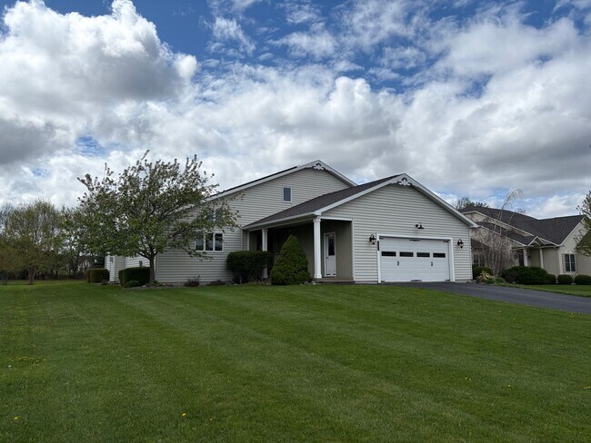 Building Photo - Large 4BR/2.5 BA Home w/ large yard & Central AC