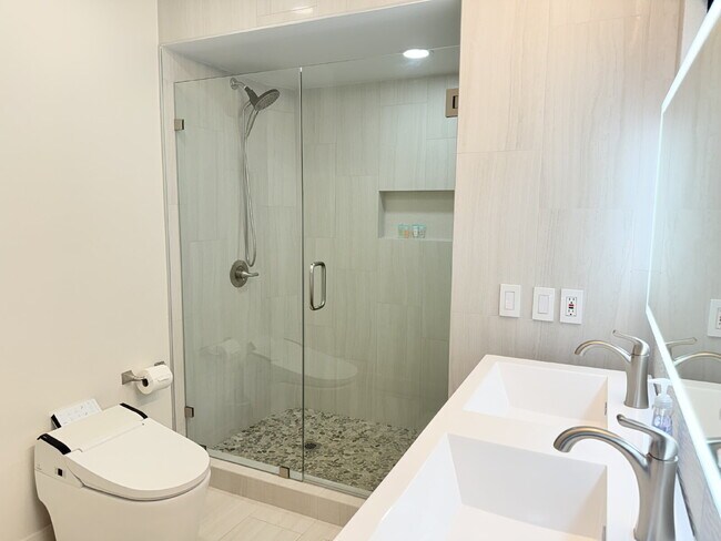 Building Photo - Experience Luxury at Windansea Beach: with...
