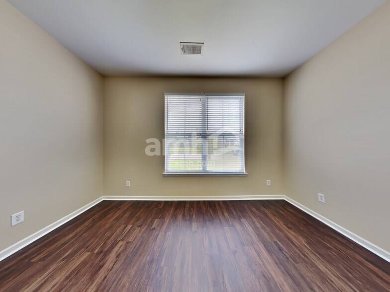 Building Photo - 211 Meadow Wood Rd