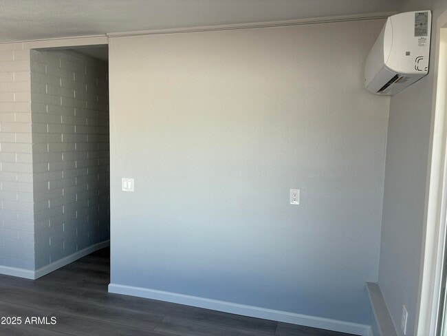 Building Photo - 10530 W Hope Dr