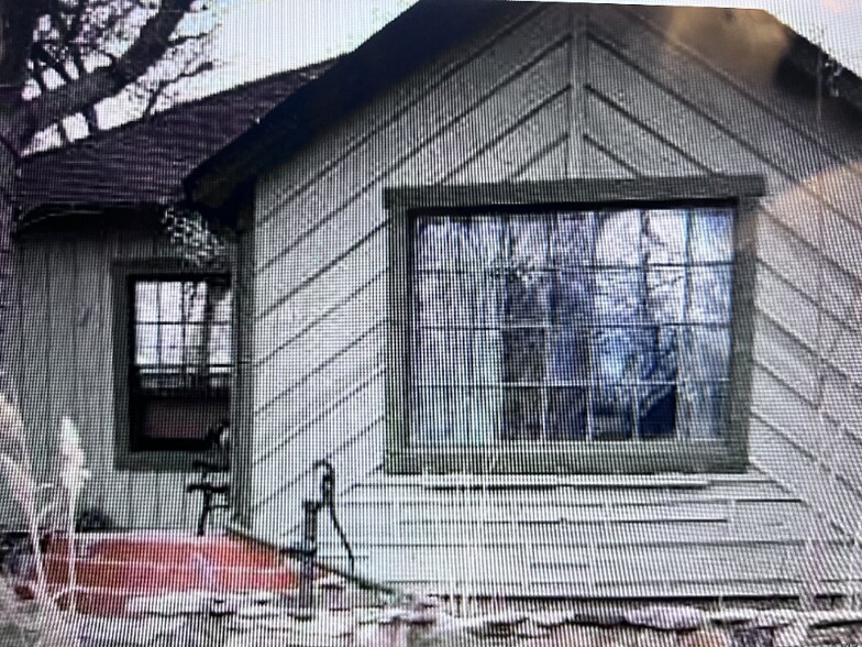Primary Photo - 105 E 12th St