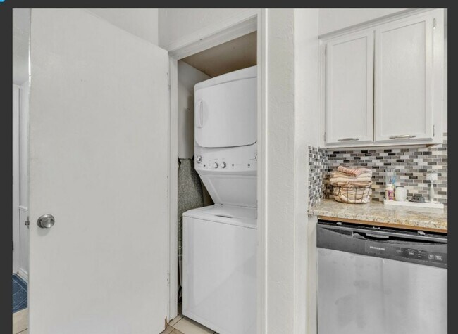 Building Photo - 2 bed 2 bath downstairs condo unit with co...