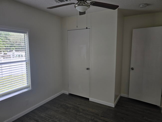 Building Photo - 239 Thompson Cir