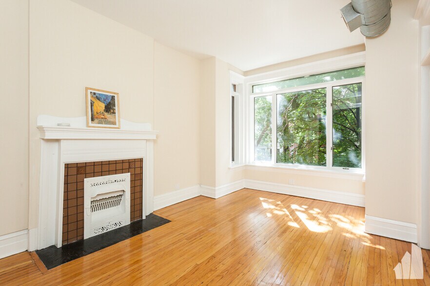 Building Photo - 900 W Newport Ave