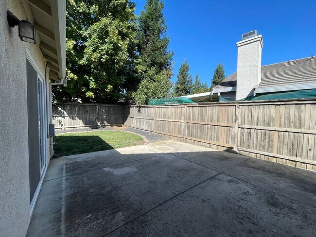 Building Photo - Charming single story home located on the ...