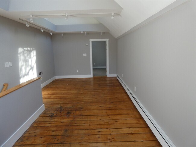 Building Photo - 98 Maple St