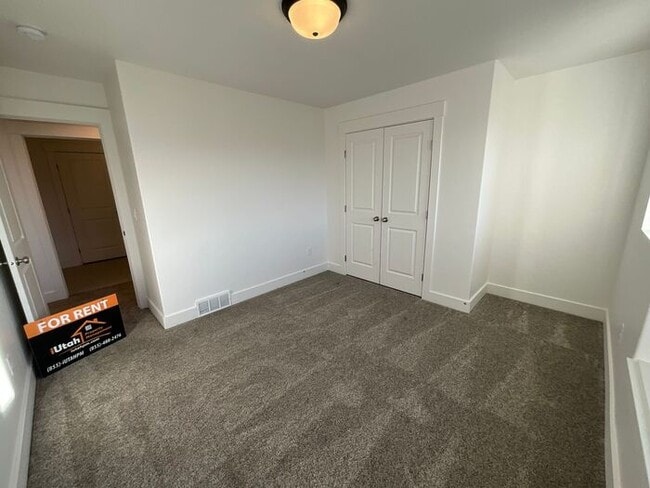 Building Photo - 3 bedroom 2.5 Bath Townhouse