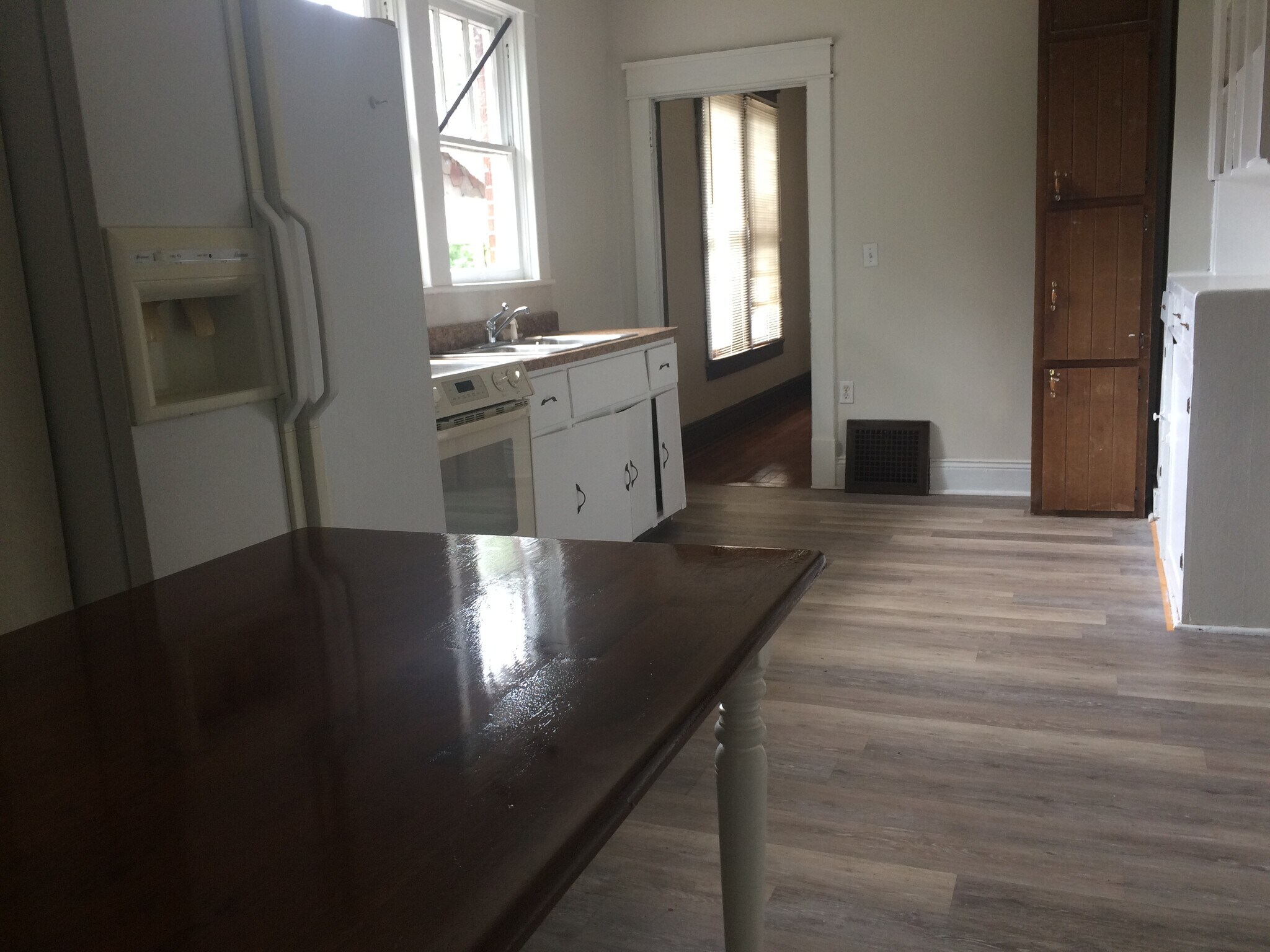 Building Photo - 617 Moulton St E