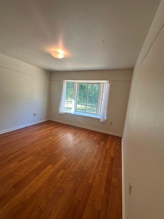 Building Photo - 4 Bedroom home with acreage