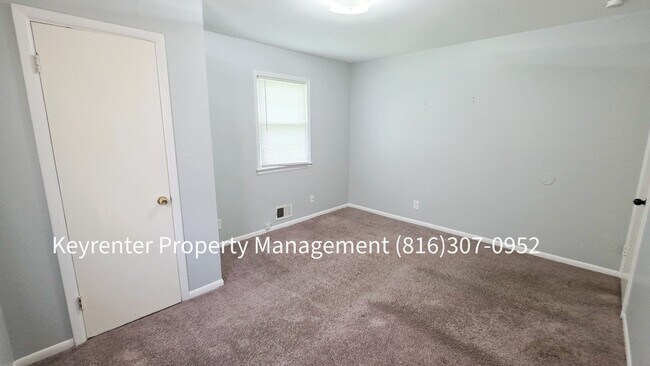 Building Photo - 2 Bed 1 Bath ready to rent! $1100