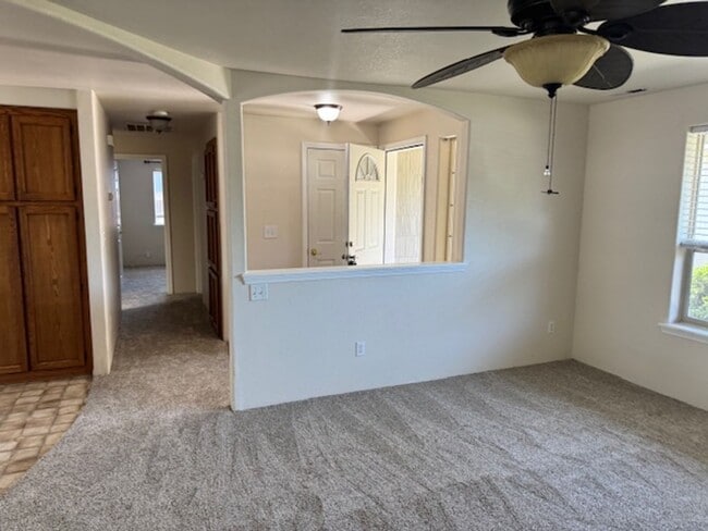 Building Photo - SPACIOUS 3 BEDROOM/ 2 BATH HOME WITH RV/BO...