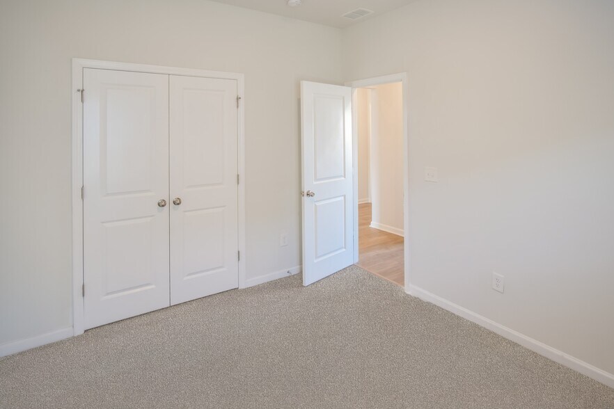 Building Photo - 708 Watercliff Dr