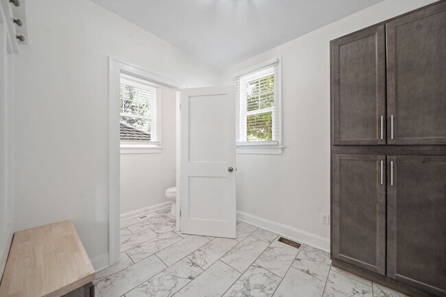 Building Photo - Fully Renovated Beauty!!