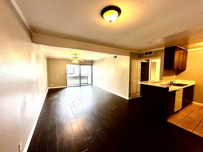Building Photo - ***MOVE-IN SPECIAL 2 WEEKS FREE RENT***Spa...