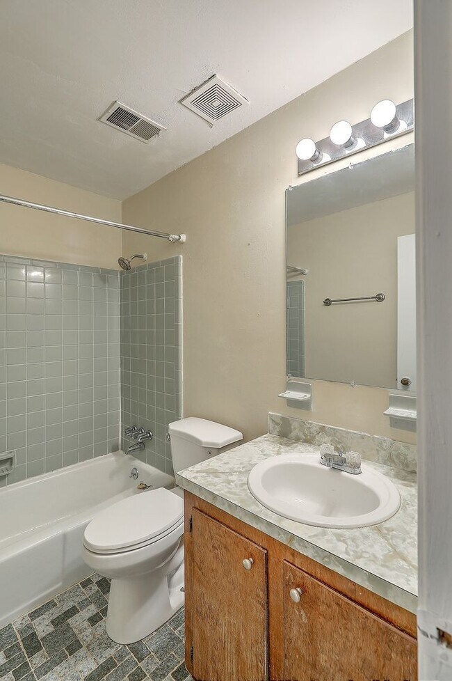 Building Photo - Lovely Ladson Brick Ranch!