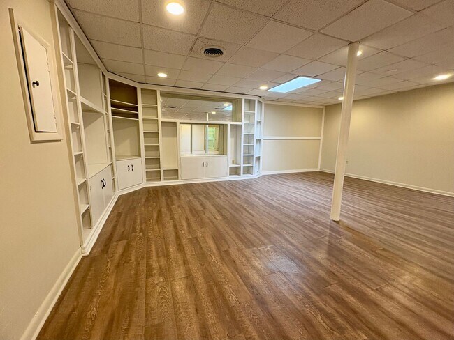 Building Photo - 1325 W Poplar St